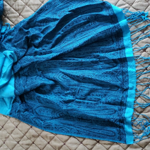 Printed blue scarf or wrap - Picture 2 of 2